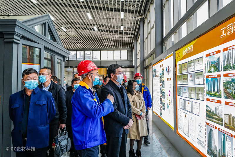 施波：貴州省工商聯(lián)副主席   徐紅：貴陽市委常委、市委統(tǒng)戰(zhàn)部部長(zhǎng)
